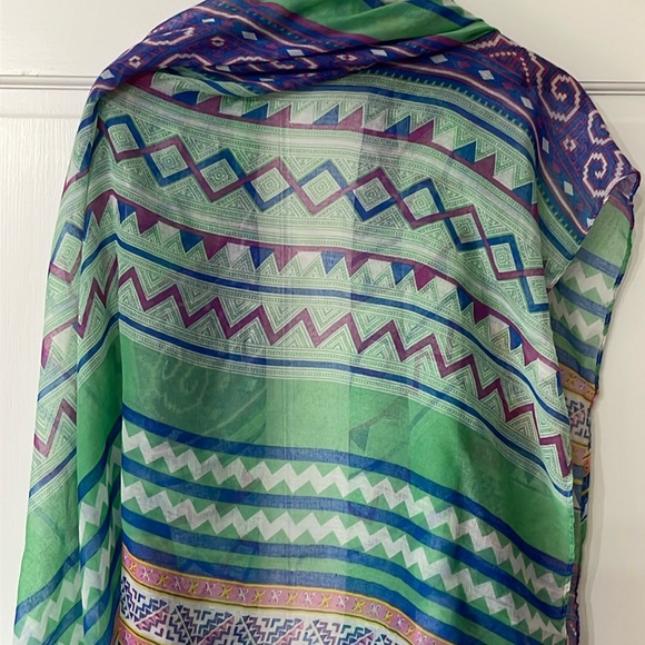 Women’s Beautiful Lightweight Wrap or Scarf - Picture 1 of 6